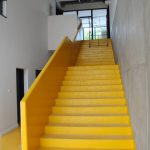 Zdjęcie Centrum Kształcenia Zawodowego schody wewnątrz w kolorze żółtym