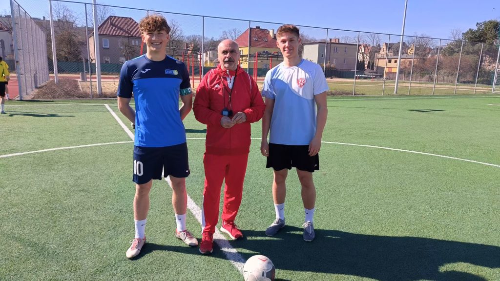 Powiatowe zmagania futbolowe na orliku